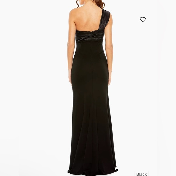 Mac Duggal
Half-Bow Bodice Trumpet Gown size 6 - Picture 2 of 8